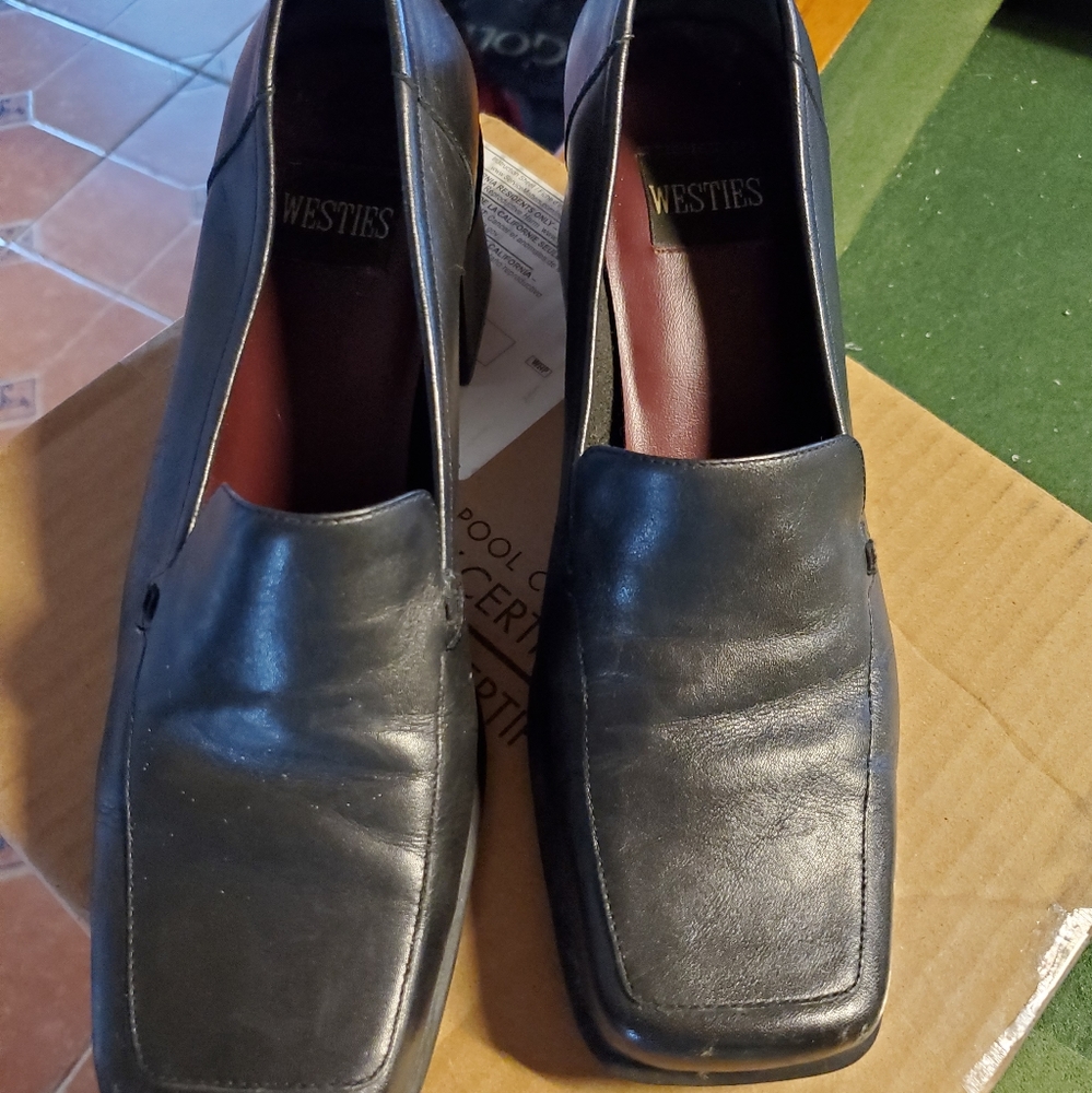 Shoes 👞 - Picture 2 of 4